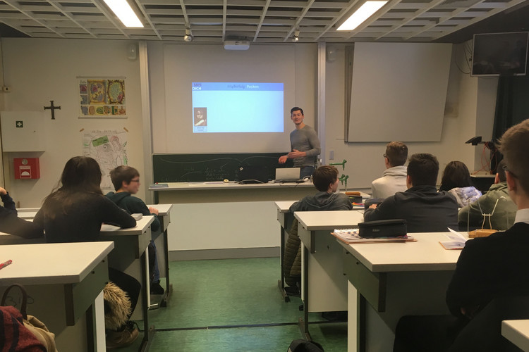 Schulbesuch am Kardinal-Frings-Gymnasium in Bonn-Beuel